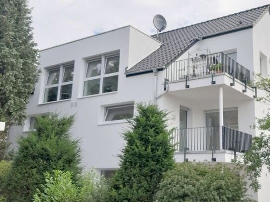 Wohlfühlgarantie: moderne 2-Zimmer-Dachgeschosswohnung mit Balkon und Carport in guter Wohnlage