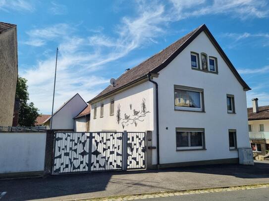 Großzügiges Einfamilienhaus mit großem Nebengebäude und kleinem Garten in zentraler Lage von Untertheres