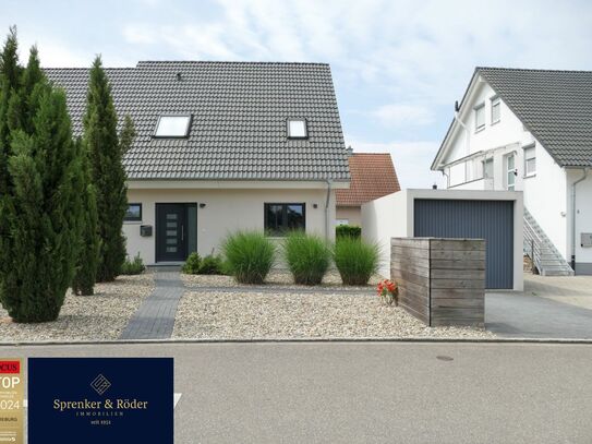 Neuwertige Doppelhaushälfte mit PV-Anlage, Garage & Garten