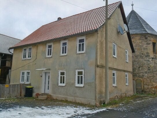 Wohnhaus mit Wirtschaftsgebäude an historischer Stadtmauer in Themar