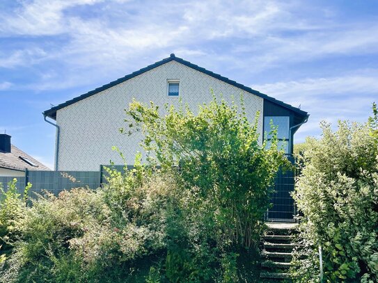 Ein freistehendes Einfamilienhaus mit Einligerwohnung und bebaubarem Grundstück