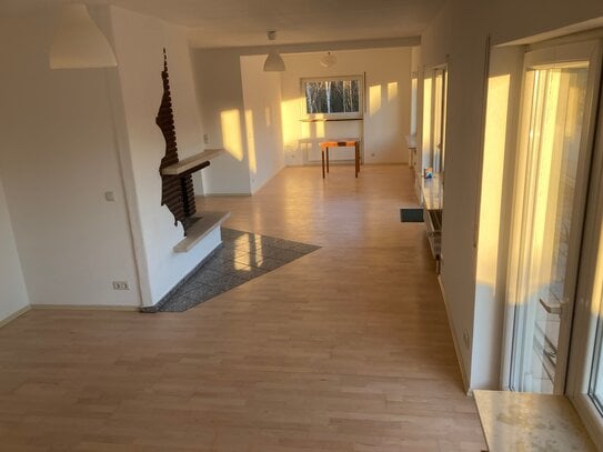 Schöne 5-Zimmer Maisonette Wohnung mit Küche und Balkon