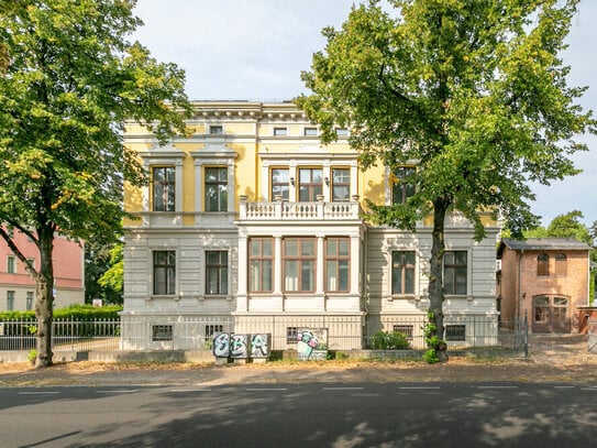 Büro- und Praxisimmobilie mit Stuck und Wintergarten in zentraler Lage