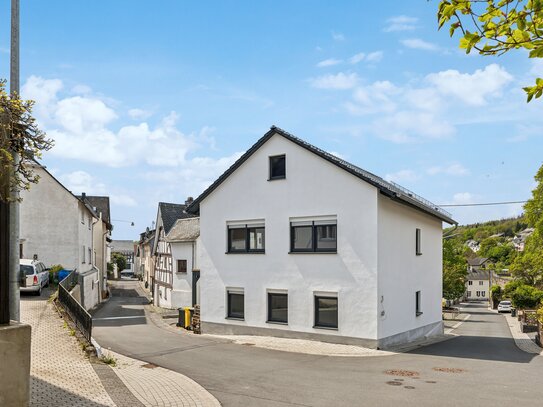 Frisch saniertes Zweifamilienhaus in Idyllischer Lage! Sofort einziehen und wohlfühlen!