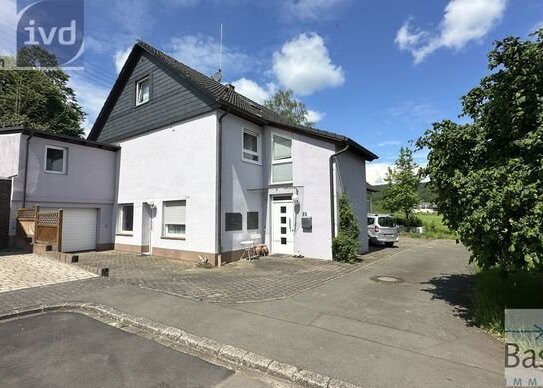 Einfamilienhaus mit Einliegerwohnung und Garage in Bengel