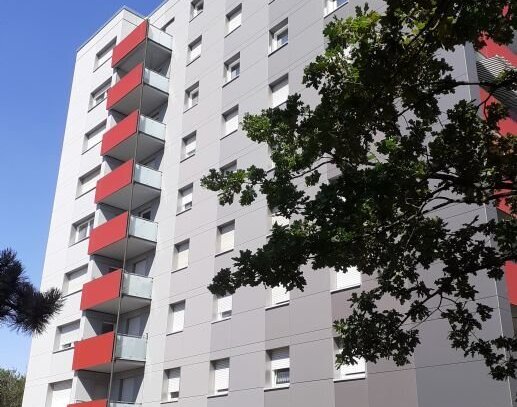 Helle 2 Zimmer Wohnung mit Einbauküche, Balkon im gepflegtem Mehrfamilienhaus