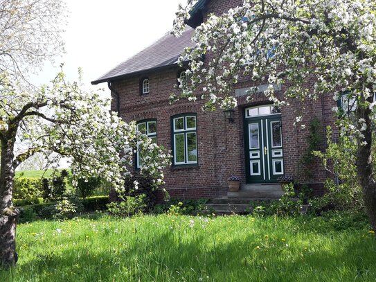 Leben am Deich - Idyllisches, familiengerechtes Bauernhofhaus von 1876 mit großem Apfelgarten.