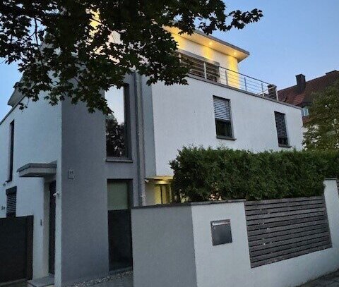 Harlaching Nähe Tierpark; sonnige 2 bis 3 Zi. Dachterrassenwohnung mit freiem Blick in s Grüne.