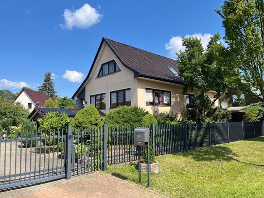 DEUTSCHMANN IMMOBILIEN ***** ivd - Gepflegtes Wohnhaus mit Sauna, Pool & Garage und Extra-Baufeld!