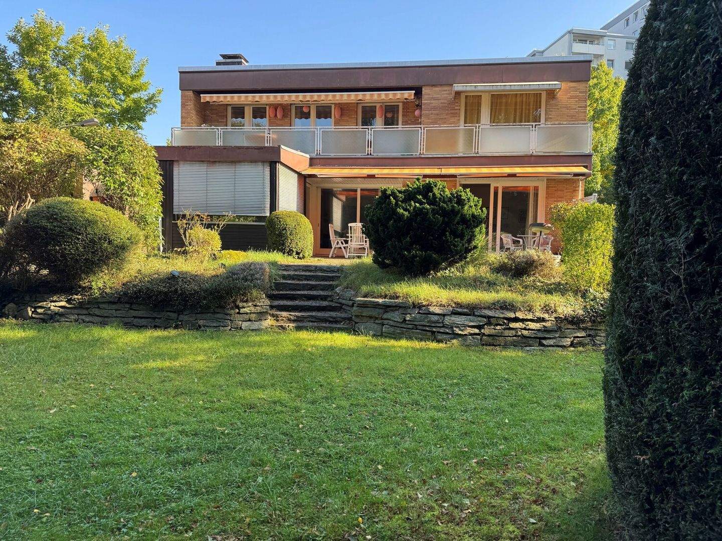 Ein- bis Zweifamilienhaus auf Erbpachtgrundstück in gefragter Lage mit schönem Garten