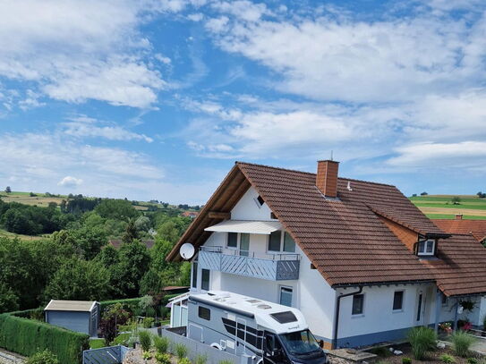 Freistehendes Einfamilienhaus mit einem großen Wintergarten und schönen Garten zum Wohlfühlen