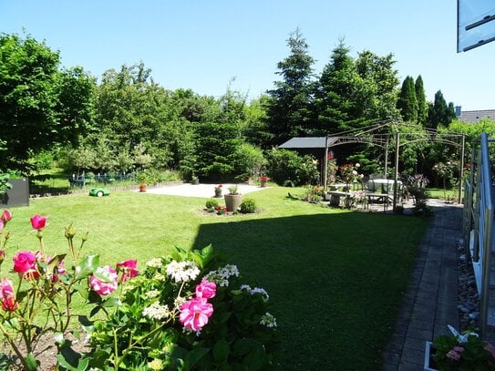 WUNDERSCHÖNES ZUM EIGENBEZUG FREIWERDENDES MODERNISIERTES ZWEIFAMILIENHAUS MIT GROßEM GARTEN IN RUHIGER LAGE