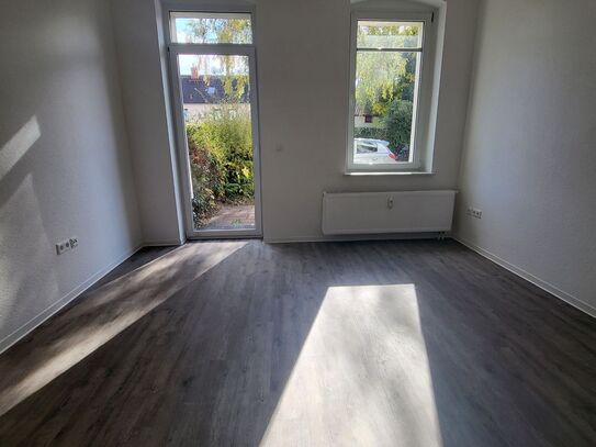 Frisch sanierte 2-RW mit Terrasse - offene Küche - PKW Stellplatz