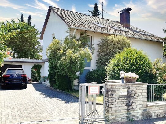 Familienhaus mit 3 Schlafräumen, großem Garten + Büro UG in Top Lage