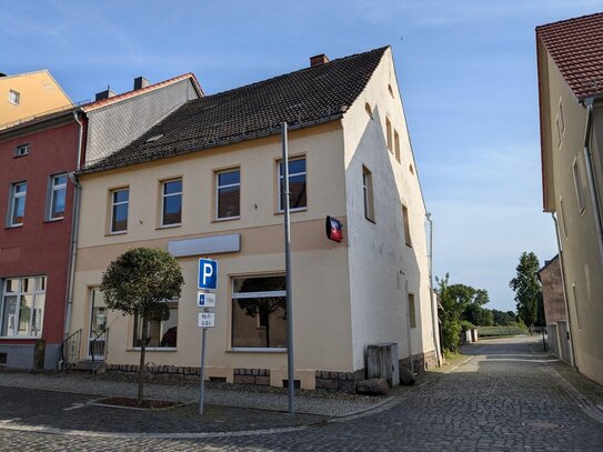 Großes Wohnhaus mit Gewerbe im EG am Markt in Schweinitz, teilsan./-mod., prov.-frei