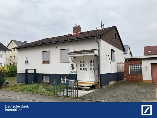 Großzügiges Einfamilienhaus mit Potenzial - Weitläufiges Grundstück & Zwei Garagen! In Büttelborn