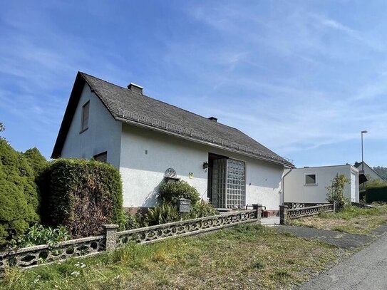 Einfamilienhaus mit Garten, Garage, kleiner Werkstatt u. schönem Weitblick. Einliegerwohnung möglich