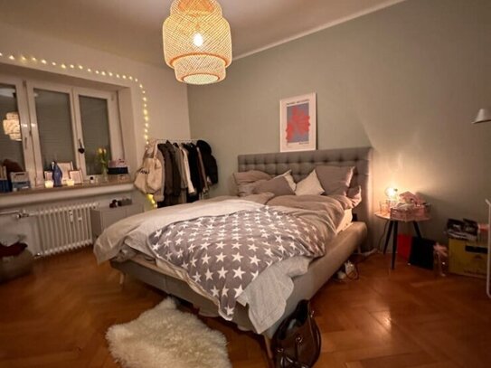 2 Zimmer mit möbliertem Wohnzimmer