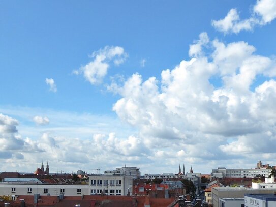 TOLLER BLICK ZUR KAISERBURG: GEPFLEGTE 2-ZI-WOHNUNG MIT BALKON UND TG-PLATZ NÄHE WÖHRDER SEE UND TH