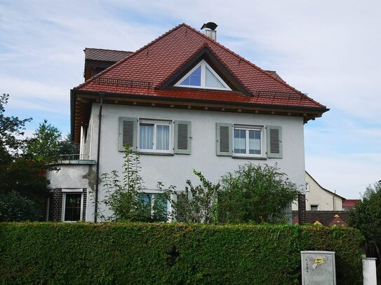 Freistehendes Einfamilienhaus in zentraler Lage mit schönem Grundstück und Doppelgarage