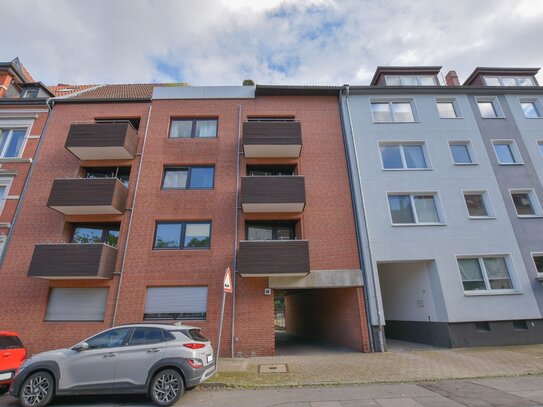 KUNZE: Mit Fahrstuhl, Stellplatz und Balkon: 2 Zimmerwohnung in guter Lage (Hannover-List)