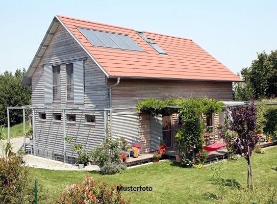 Kleingartenhaus nebst Terrasse und Hühnerstall