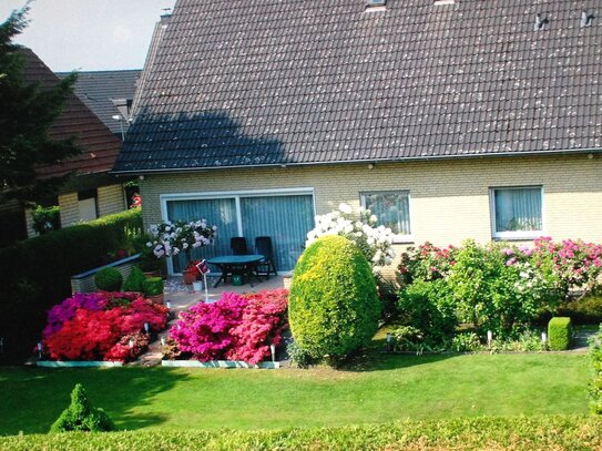 Von Privat.Freistehendes Zweifamilienhaus in Grafenberg (240m²Wfl.+130 m² Nfl.).