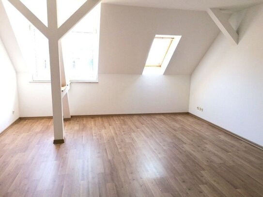 !! 4-Zimmer-Dachgeschosswohnung mit West-Balkon in ruhiger Nebenstraße !!