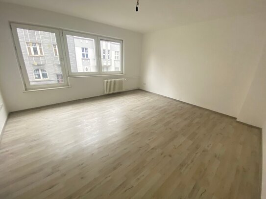 Sanierte 3,5 Zimmer Wohnung auf der Mülheimer Str !!!