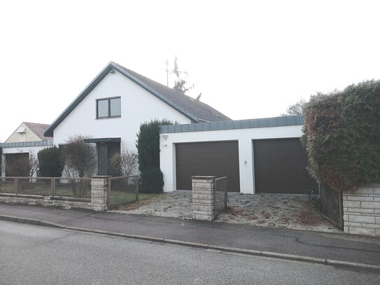 Freistehendes Einfamilienhaus mit Terrasse, Balkon, Garten und Doppelgarage