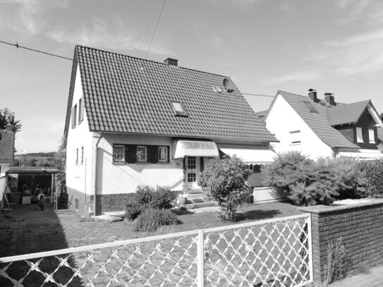 Idyllisch Wohnen: Teilsaniertes Einfamilienhaus mit großem Garten und herrlichem Blick in Staden!