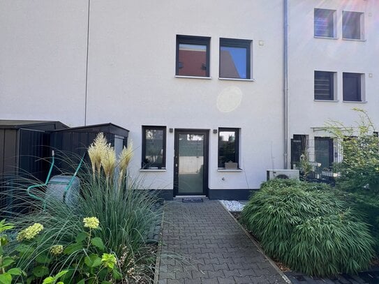 Einzigartiger Neubau. Mit zwei Gärten und Dachterrasse. Wozu lange auf einen Neubau warten.