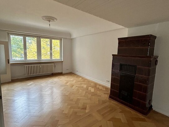 SACHSENHAUSEN, große renovierte 3-ZW, Altbau, Parkett, 2 Bäder, off. EBK, Deko-Kachelofen, ab sofort beziehbar!