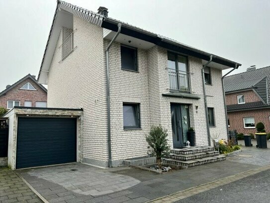 Familie Willkommen...! Geräumiges freistehendes Einfamilienhaus mit 2 Balkone, Garage und Wintergarten