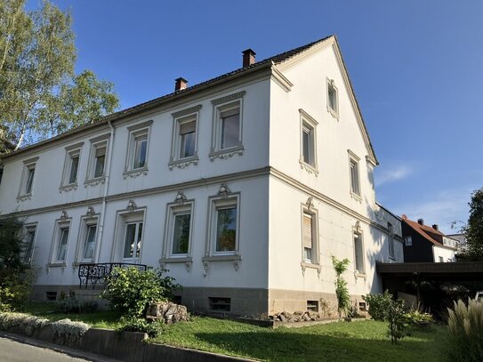 Große Wohnung mit Charme und eigenem Gartenanteil