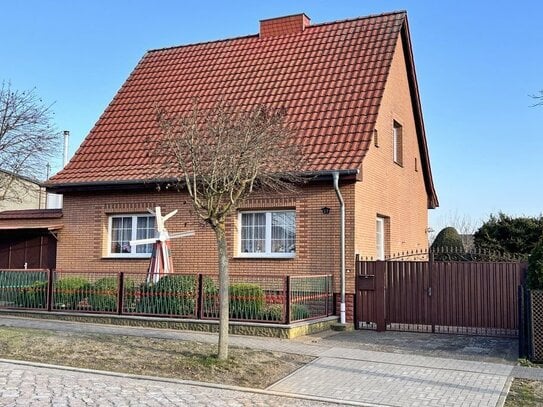 Ein gemütliches Haus mit großer Garage und einem tollen Garten