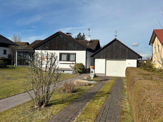 Perfekt - Lichtdurchfluteter Bungalow mit großzügigem Wintergarten und idyllischem Garten in ruhiger Lage