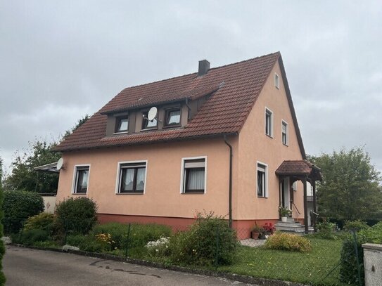 Gepflegtes und gemütliches 1 bis 2 Familienhaus mit Garten und Garage in guter Wohnlage