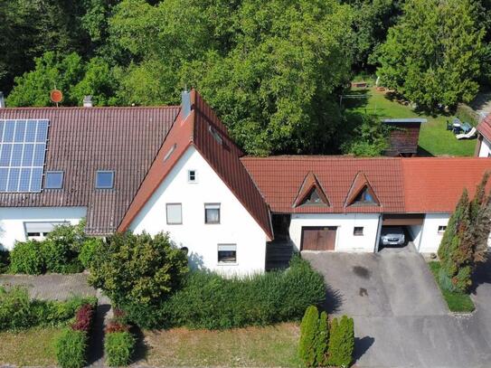 Charmante Doppelhaushälfte mit großem Garten und Garage: Ein Juwel mit Potenzial zur Verwirklichung Ihrer Wohnträume!