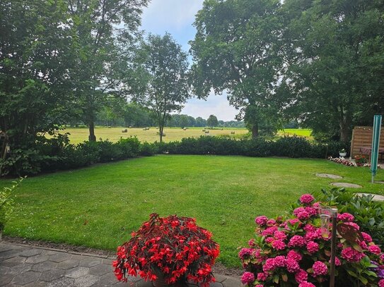 Lage, Lage, Lage - Älteres Einfamilienhaus mit Blick über Wiesen und Felder