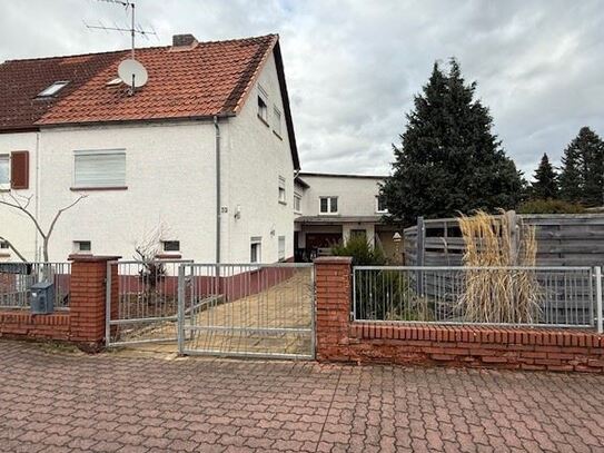 ***Zweifamilienhaus auf großem Grundstück in ruhiger Lage***