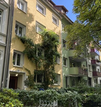 Zentrale und dennoch ruhige drei Zimmerwohnung mit Loggia in Freiburg Neuburg!