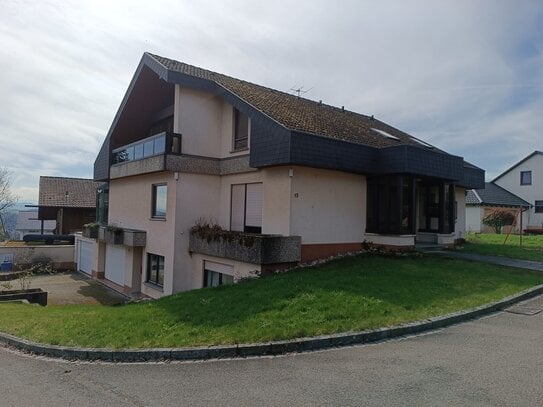 Großzügiges Einfamilienwohnhaus mit Einliegerwohnung und großem Garten mit Alpenblick in Steinen-Hägelberg,