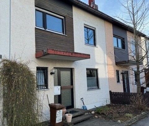 Brück Immobilien - Gepflegtes, vermietetes 5-Zi.-RMH in ruhiger Lage