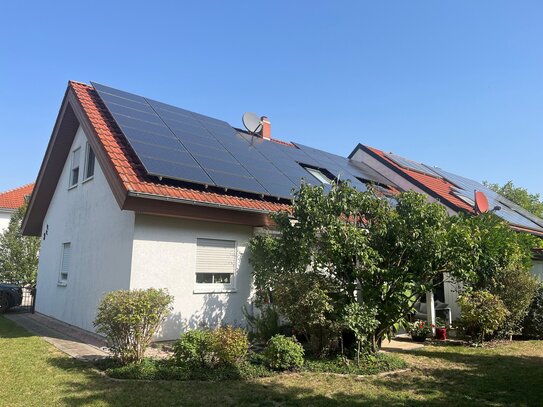 Familienglück in Adelsdorf - Einfamilienhaus mit Garten, Garage und 2 Stellplätzen