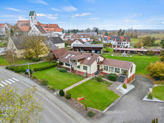 Extrem vielseitig - Geräumiges Zweifamilienhaus mit Gewerbeanteil und 5 Garagen in Bad Buchau