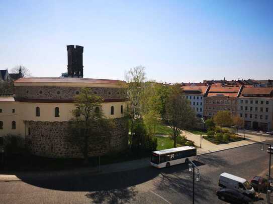 Neu Sanierte Dachgeschosswohnung mit Sichtbalken und Einbauküche