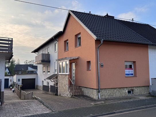 Saarlouis-Roden: Voll unterkellertes Zweifamilienhaus mit Terrasse, Balkon, Garten und Garage