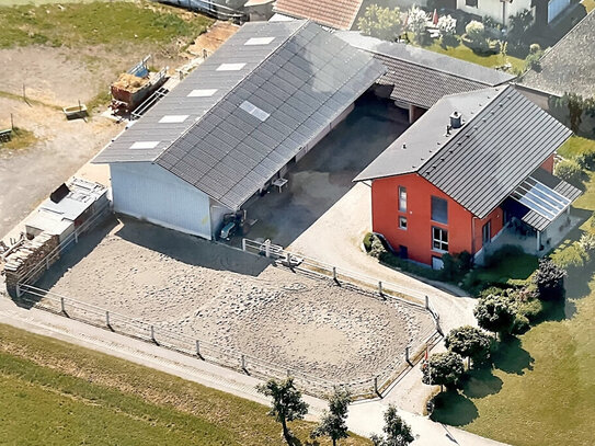 Einfamilienhaus inkl. Einliegerwohnung und Reitstall bzw. Gewerbehalle mit Reitplatz und Carport