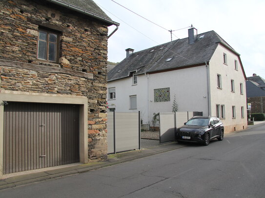 Einfamilienhaus mit Scheune, Garage und Stellplätzen in Wintrich